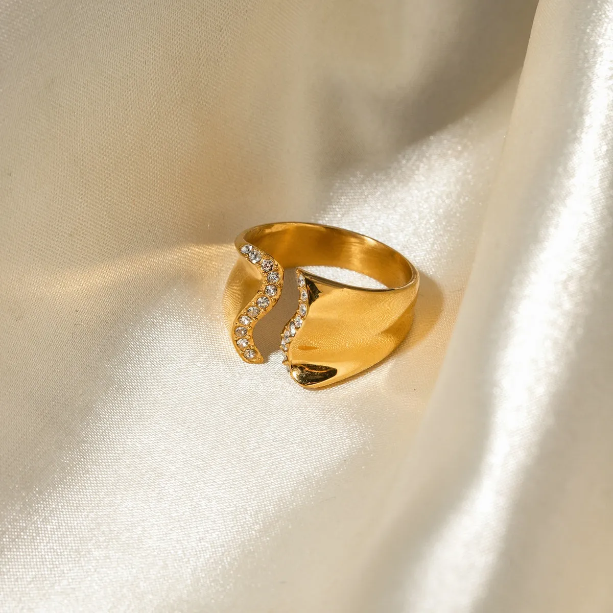TEEK - Stainless Steel Ridged Rhinestone Bypass Ring